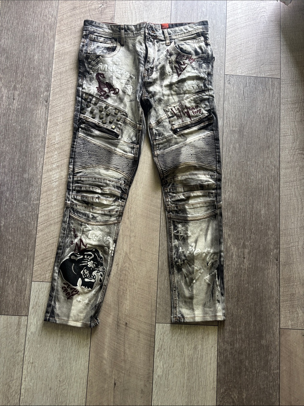 Men's Distressed Spray-Effect Graphic Jeans - Beige/Black